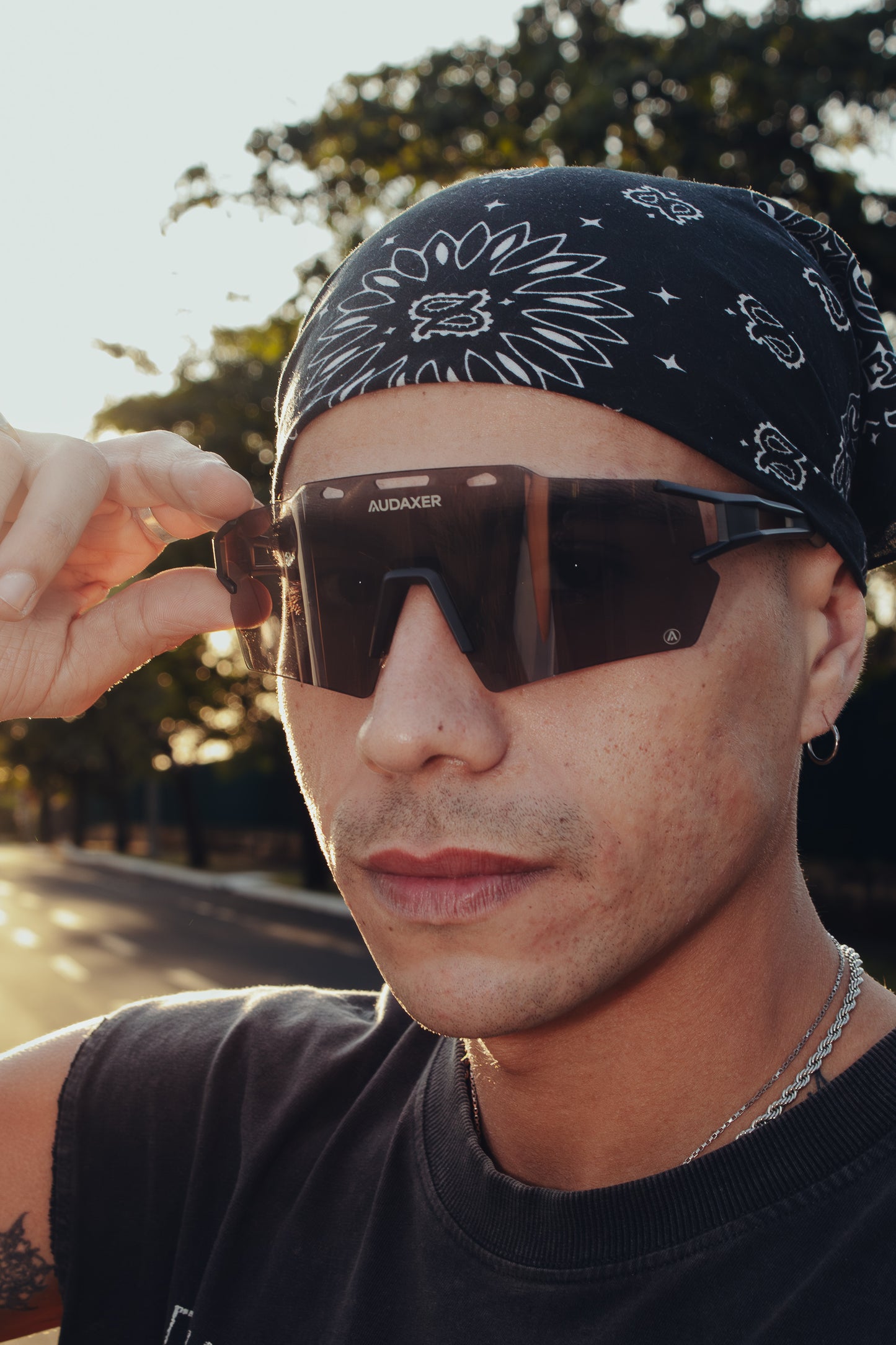 Óculos esportivo no rosto