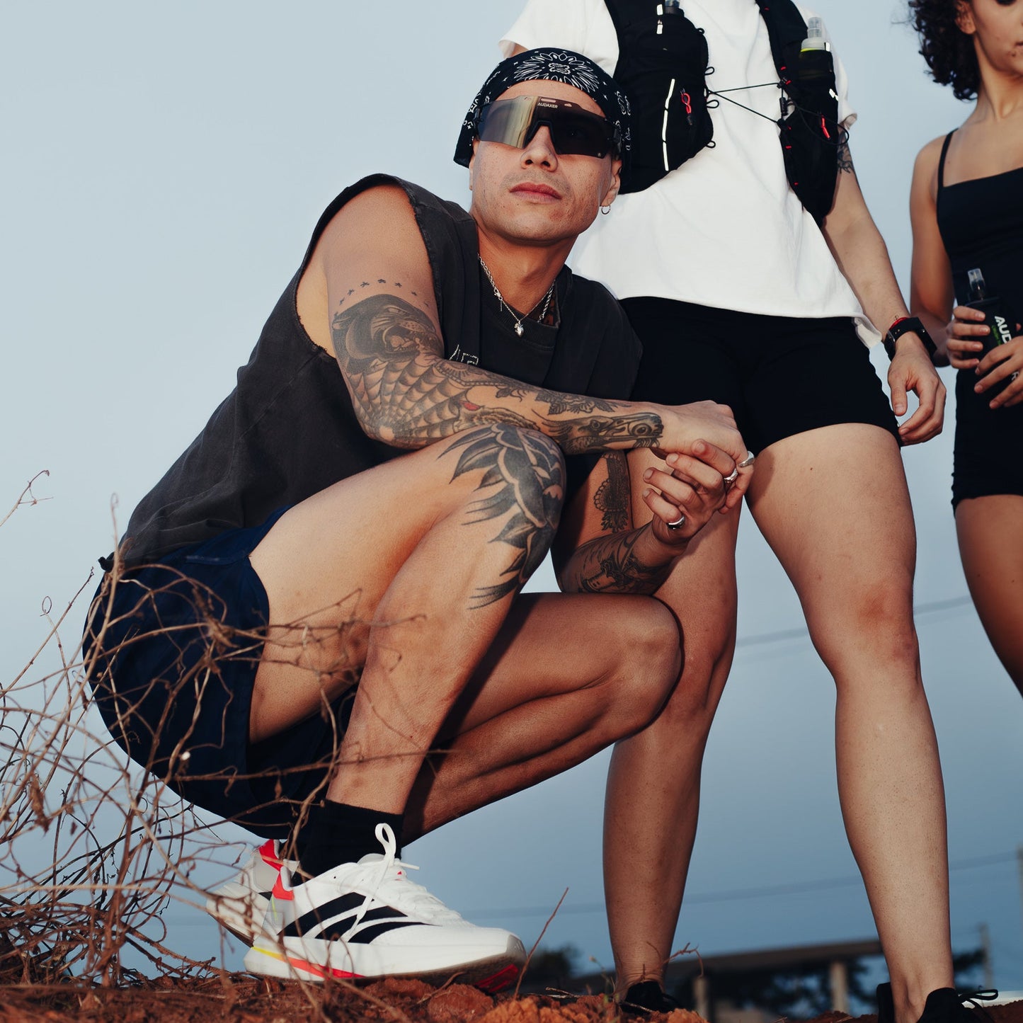 Óculos esportivo no rosto