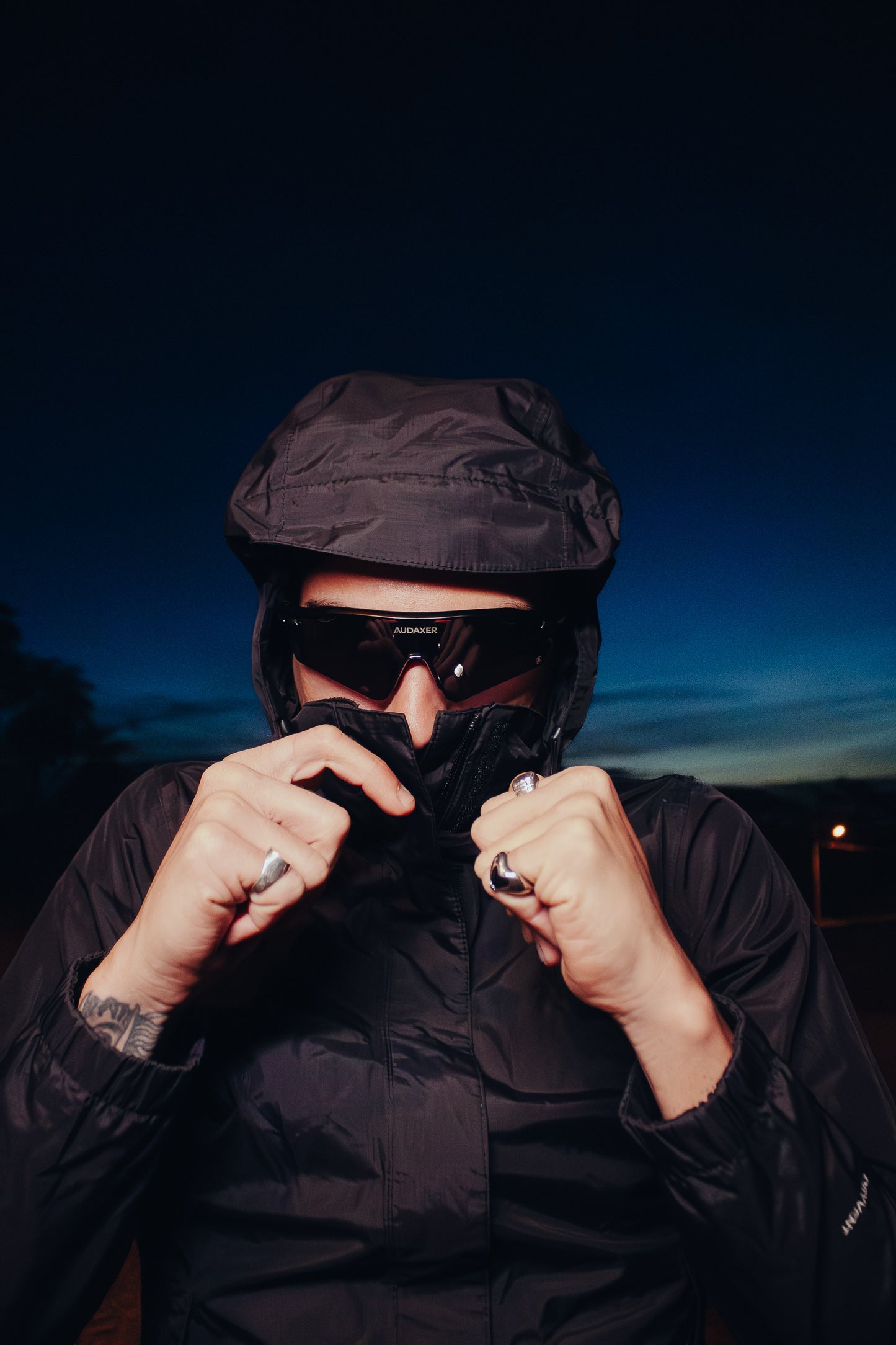 Óculos esportivo no rosto