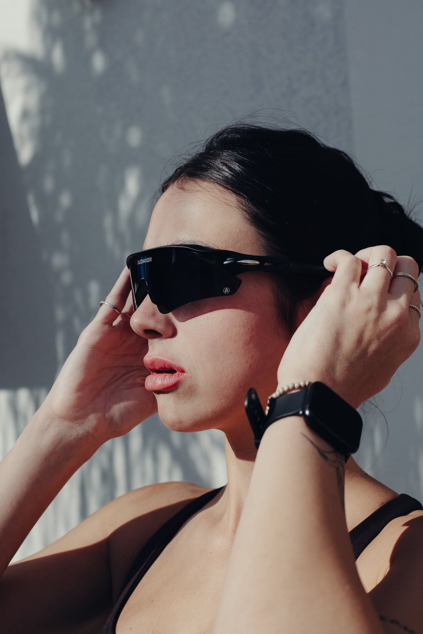 Óculos esportivo no rosto