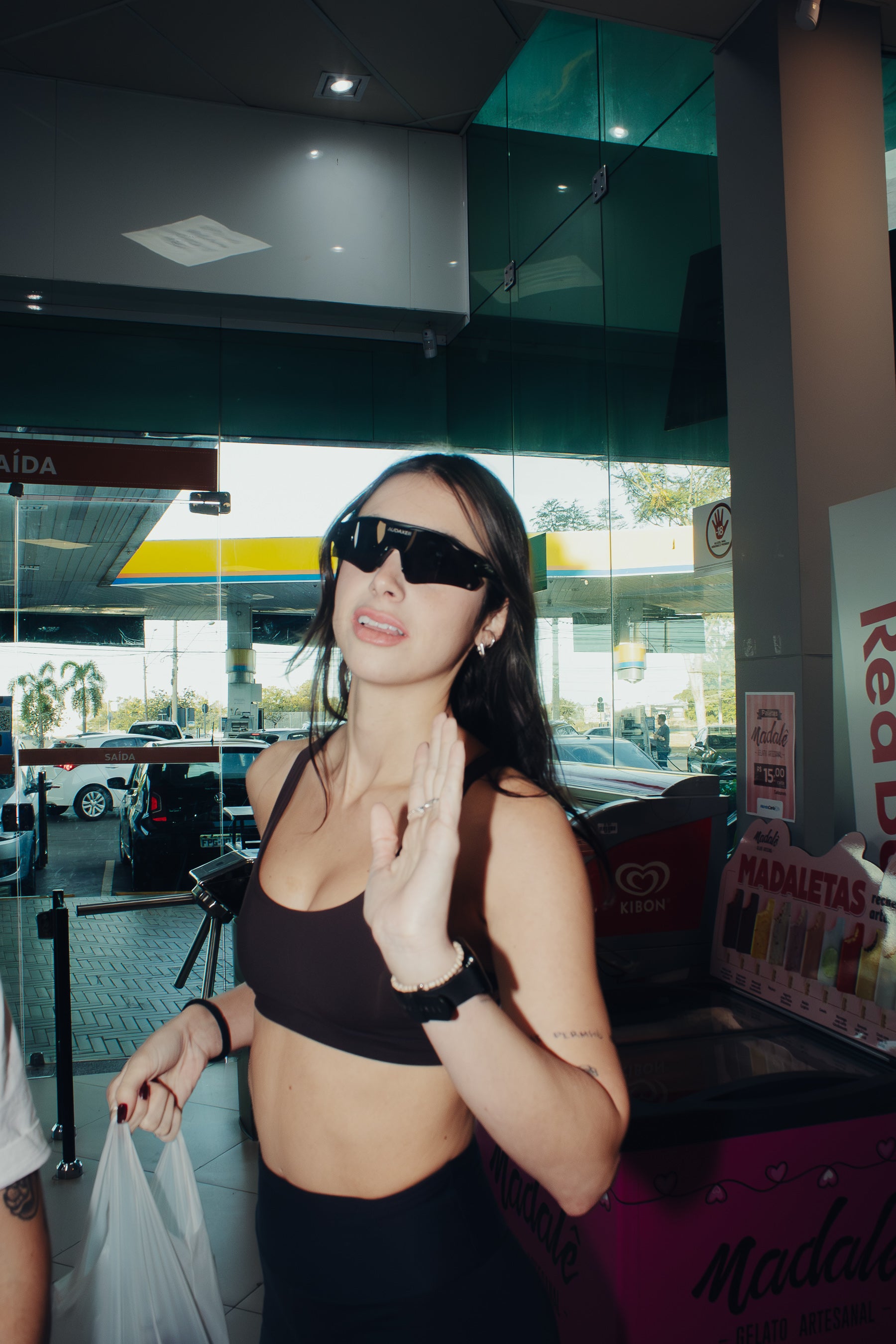 Óculos esportivo no rosto