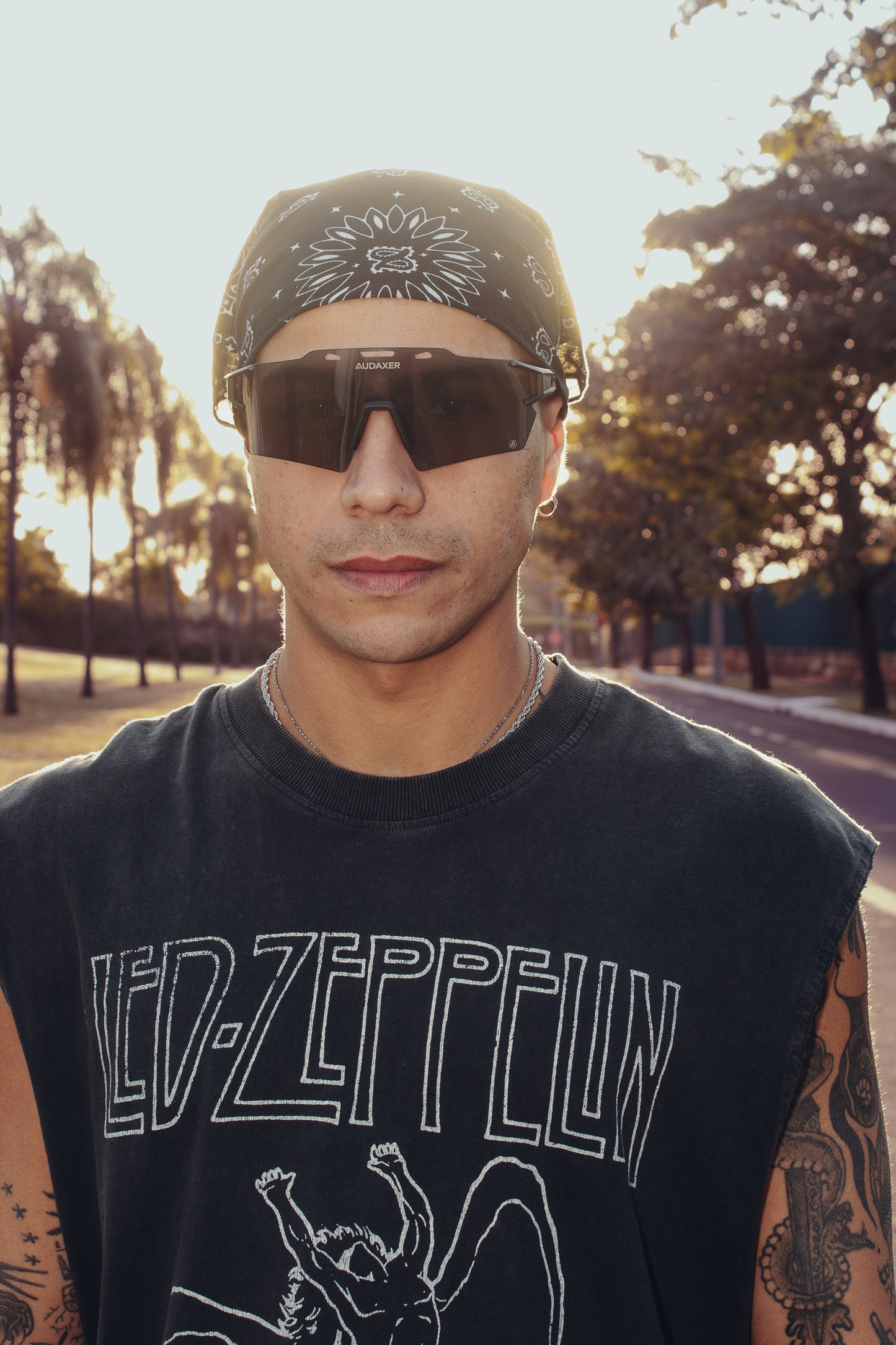 Óculos esportivo no rosto