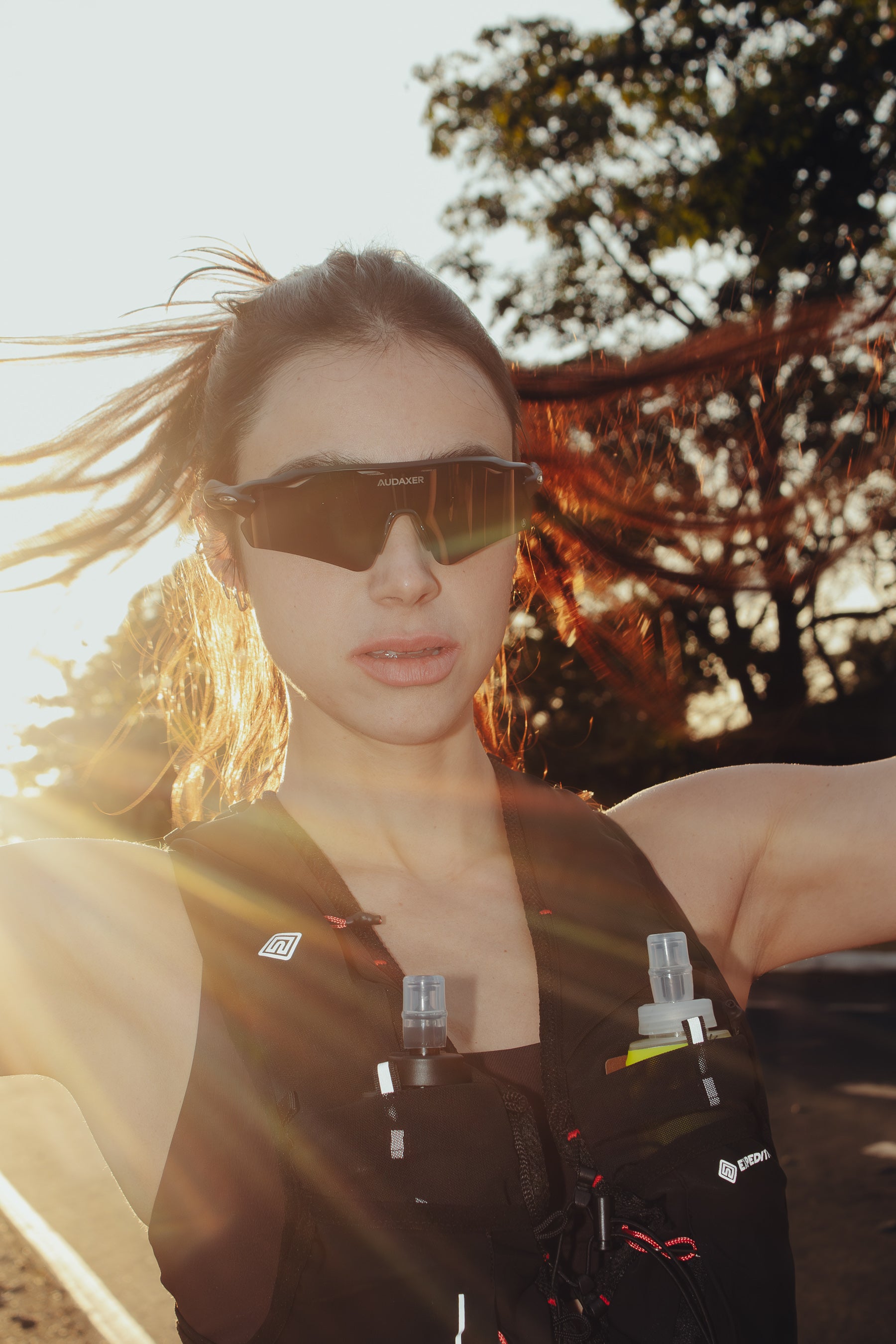 Óculos esportivo no rosto