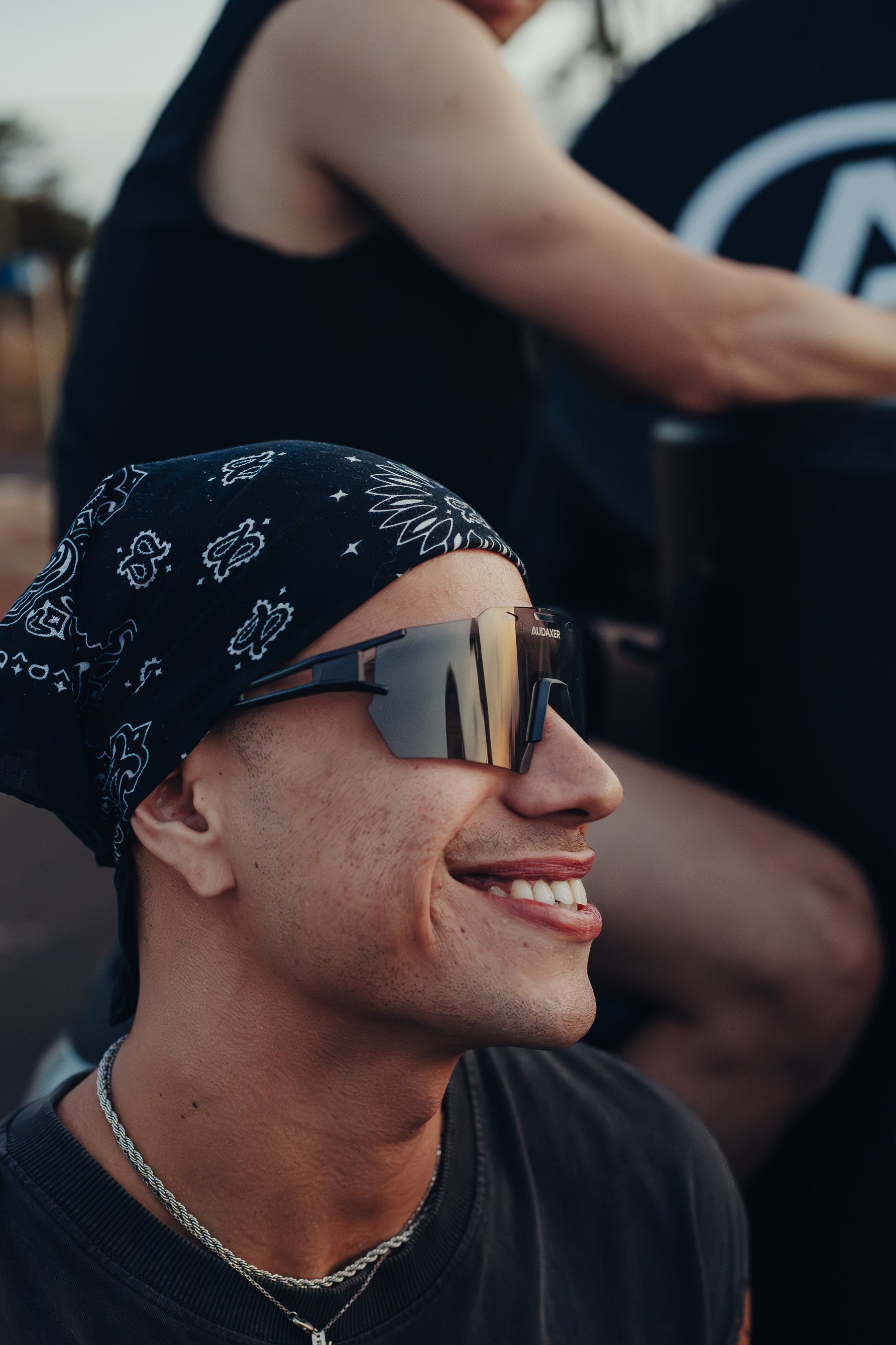 Óculos esportivo no rosto